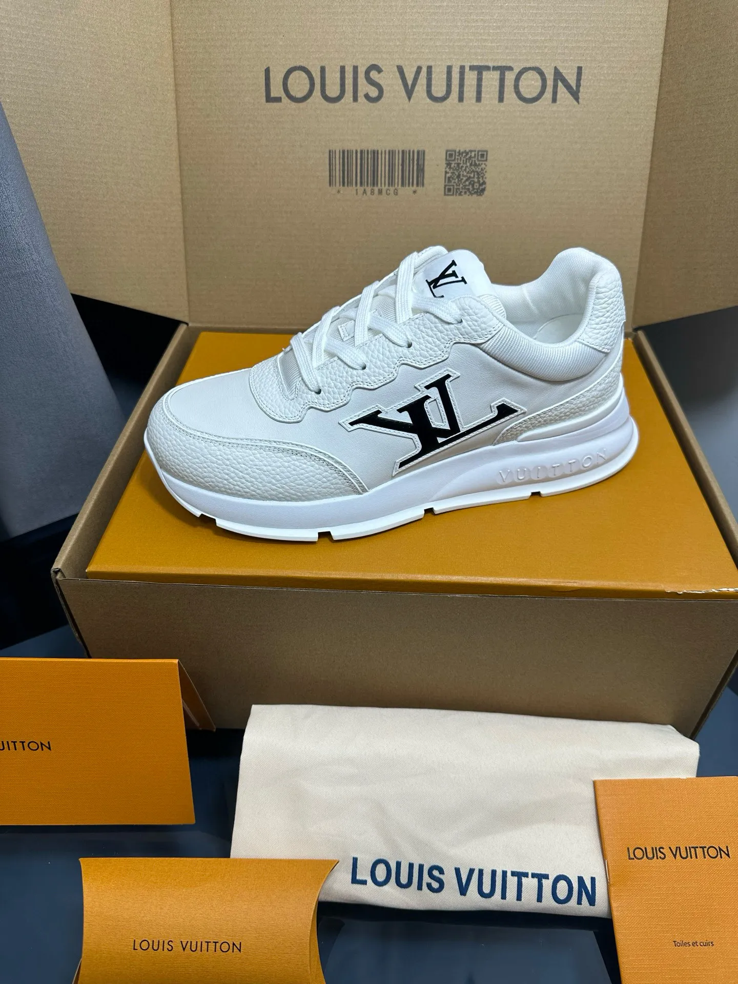 Factory price: 700💰🌈LV | Louis Vuitton 2025𝐬𝐬 🧡💚2025 spring and summer new style top version‼ ️The original version is the same. The counter focuses on the latest casual shoes and new hard goods🆕 ❥Purchasing agent level! Full of high-end feel! A popular model among bloggers at home and abroad, it’s retro and fashionable, and looks stunning on your feet! Wear a lot of happiness! The official website's main recommendation★ ━━━━━ ЅᏇєєt ━━━━━ ▪️Upper: Original custom-made imported calfskin fabric ▪️Inner: breathable gauze imported from Italy ▪️Outsole: rubber foam ➕t men's men's shoes 💰u high-end outsole ▪️Color: nine colors available ▪️Shoe size: 35-44, (45, 46 customized)